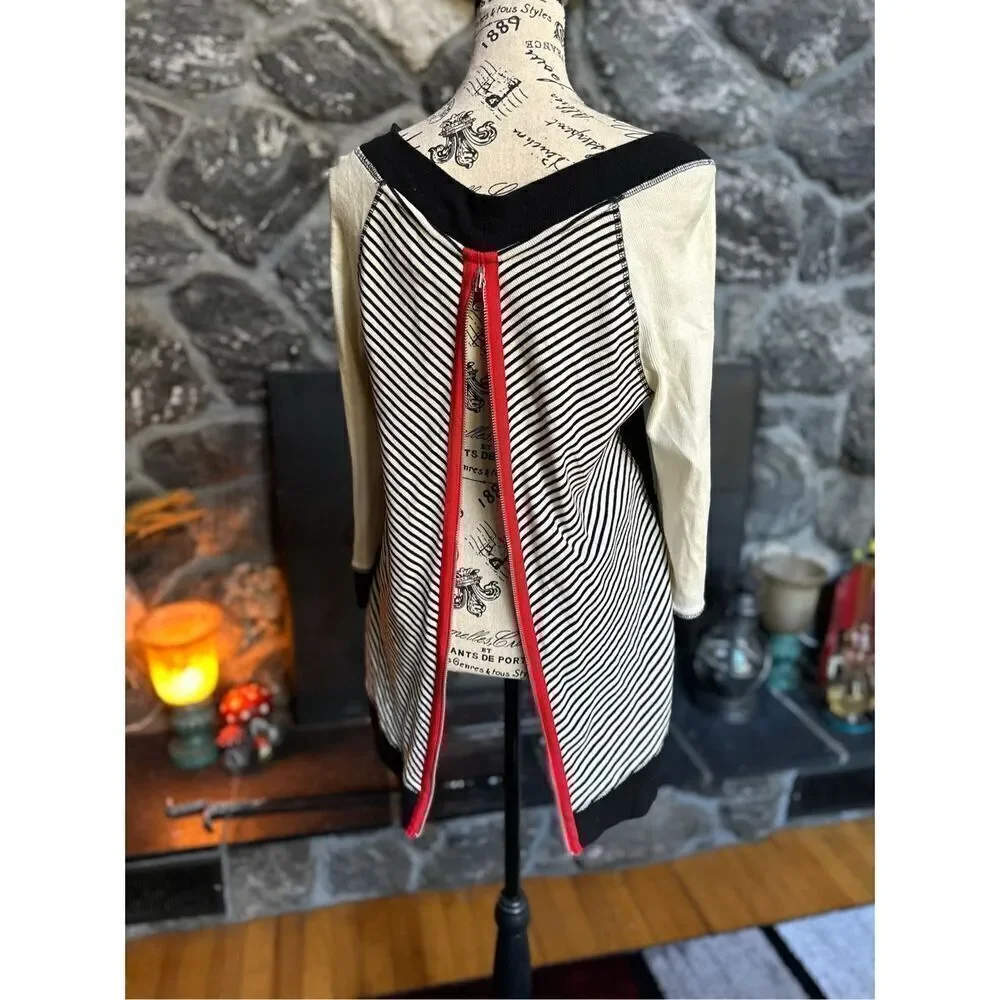 Zynergy by Chico’s sweater size 00 in Chico size.can be worn off shoulder also.